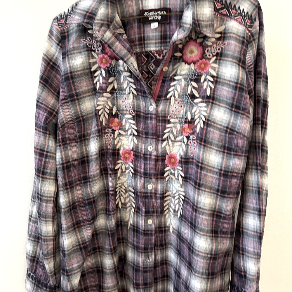 Johnny Was Workshop Plaid Embroidered button up shirt Size Small. NWOT